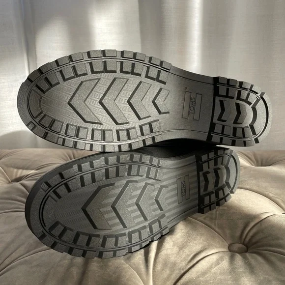 TOMS Boots - Picture 8 of 11